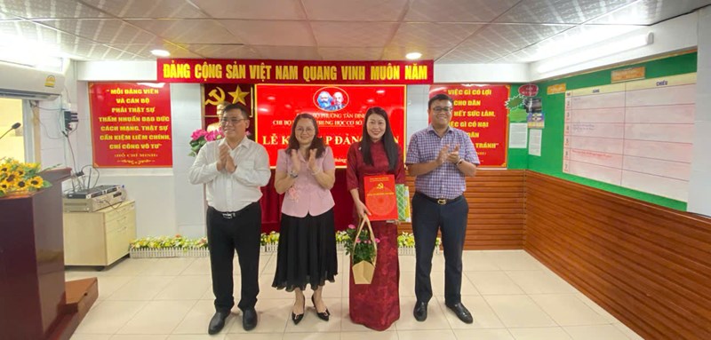 Chi bộ Trường THCS Văn Lang tổ chức Lễ kết nạp đảng viên (01/4/2026)